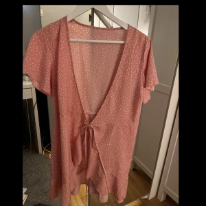 Klänning  - Rosa omlottklänning från shein! Skriv för fler bilder och prisförslag!