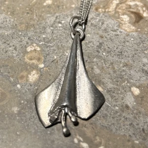 Lilly  - Ett halsband med en blomma med en gömd mening😉