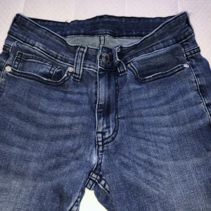 Skinny jeans - Slitningar finns, se bild. Innerbenslängd ca 68cm. Midjemått ca 67cm. Vikt ca 440g.