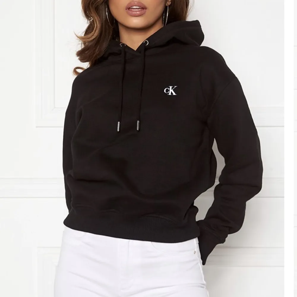 Jätte fin Calvin Klein Hoodie som är förliten så i bra skick. . Hoodies.