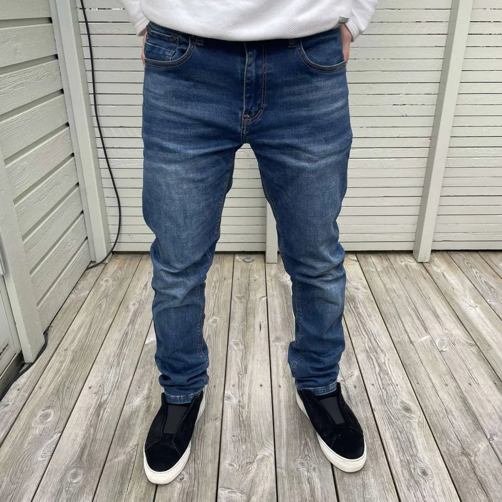 Riktigt fräscha jeans Skick 9/10 Knappt använda Straight fit. Jeans & Byxor.