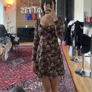 blommig klänning  - Säljer denna jättefina blommiga klänningen från topshop (köpt från asos). Säljer då den inte kommer till användning, är i bra skick! Kolla gärna min profil för massa mer 💓