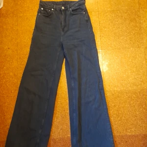 svarta jeans - hej, jag säljer de för att de är för små. De är high waist wide jeans från weekday