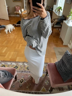 Stickad tröja - Jättefin stickad tröja som jag har svårt att göra mig av med. Passar från S-L beroende på hur man vill att den ska sitta. Liknande Mathilda Djerf stil med otrolig kvalitet.