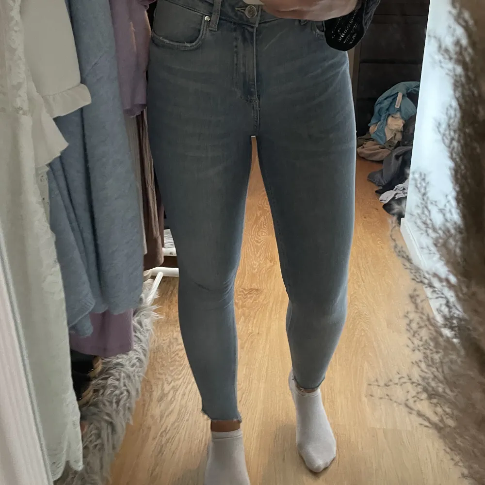 Så strechiga och sköna jeans m hög midja! Har klippt dom nedtill. Känns som leggings 🩵. Jeans & Byxor.