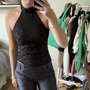 Halterneck topp - Så fin topp med broderade blommor och dragkedja i ryggen. Storlek 6💕