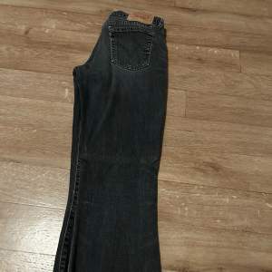 säljer mina as snygga bootcut levis jeans, har en liten defekt på en av fickorna, men går jätte enkelt att fixa! jeansen passar bra på mig som är en 36 i storlek vanligtvis. pris kan diskuteras!