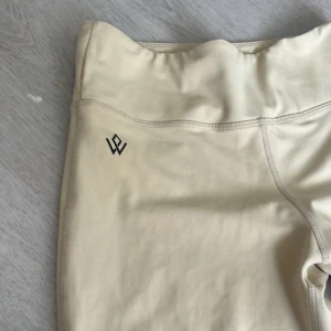Tränings tights   - Super fina tränings tights från workout empire i storlek : extra small (xs).  Byxorna  är perfekta för träning och är inte genomskinliga alls, även väldigt bekväma. Pris går att diskuteras och hör av er vid frågor❤️