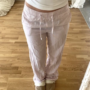Rosa pyjamasbyxor  - Rosa pyjamasbyxor från Gina Tricot, byxorna är lite noppriga. Skriv för fler bilder😊