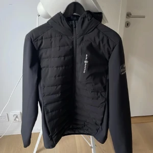 Sail racing jacka - Hej säljer min väldigt fina Sail racing jacka då den inte används. Skick 8/10 , storlek M . Hör av dig vid frågor
