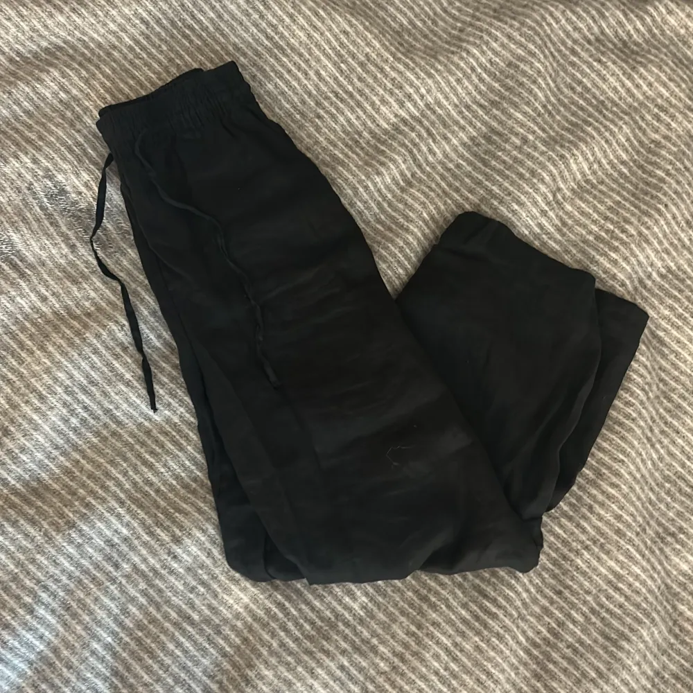 Svarta linnebyxor från Gina premium, köpta förra sommaren, säljer för att de är för korta, köpare står för frakt, nypris 400kr mycket bra skick 💕 stl 32. Jeans & Byxor.