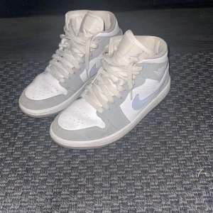 Jordan 1 mids - Säljer dessa mina jordans. Storlek 38, är lite creasade, tvättar skorna innan leverans. Köpta för 2500. Säljer för 900kr, pris kan diskuteras🩶🩵