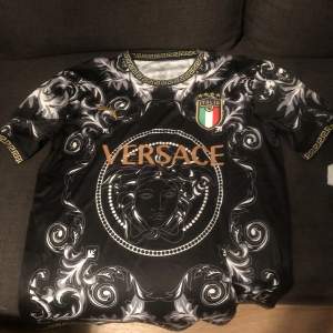 Versace Italien tröja, riktigt fet tröja i högsta kvalitet. Storlek M