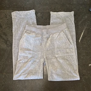 Juicy couture s grå 🩶 - Skick 10/10. Använda kanske 5 gånger eller så. Uppsydda till att passa en 160-165. Innerbenslängden är 82 cm ❤️ försten till kvarn. Klicka på köp nu så är de dina ❤️