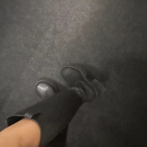 Klassiska knähöga stövlar, storlek 37. - Köpte dessa i början av året 600kr ordinarie pris, har bara fått användning för dom fåtal gånger. Stövlarna är väldigt sköna att gå i och bekväma, kan både användas till speciella tillfällen nu på sommaren men även på hösten till vardags.