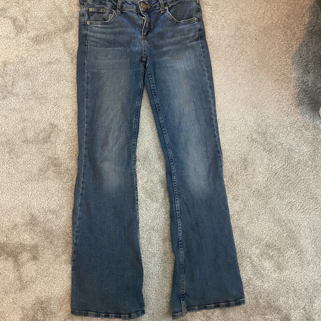 lågmidjade bootcut jeans - 90