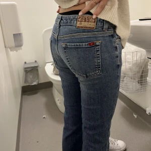 Lågmidjade assnygga jeans 💕 - Midjemått- 35 cm (rätt över)  Inerbenslängd - 60cm  Kan nog passa dig som är 150-155 cm Inga defekter!  Du kan använda KÖP NU💕