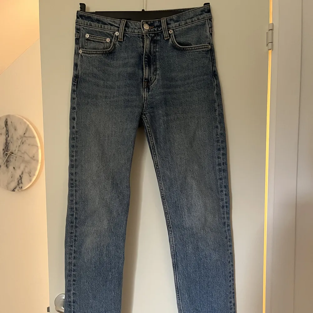 Blåa jeans från arket i rak modell. Har klippt egen slits på yttersidan på båda sidorna. Knappt använda. Jeans & Byxor.
