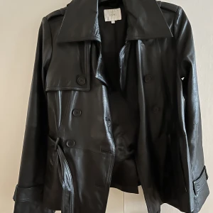 Skinn kappa - Kort skinn kappa i riktigt läder med bälte.  Märket CUE storlek 40 (passar mig XS/S)