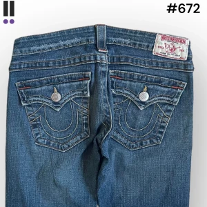 true religion #672 lågmidjade bootcut - True Religion jeans i model Joey 💜 Tag 27W 💜Midja (rakt över) 36cm 💜 Innerben 70cm 💜 Ytterben 93cm 💜 Benöppning 23cm 💜  💜Våra mått blir W=28 och L=27 💜 Men jämför alltid måtten med dina bästa jeans💜672
