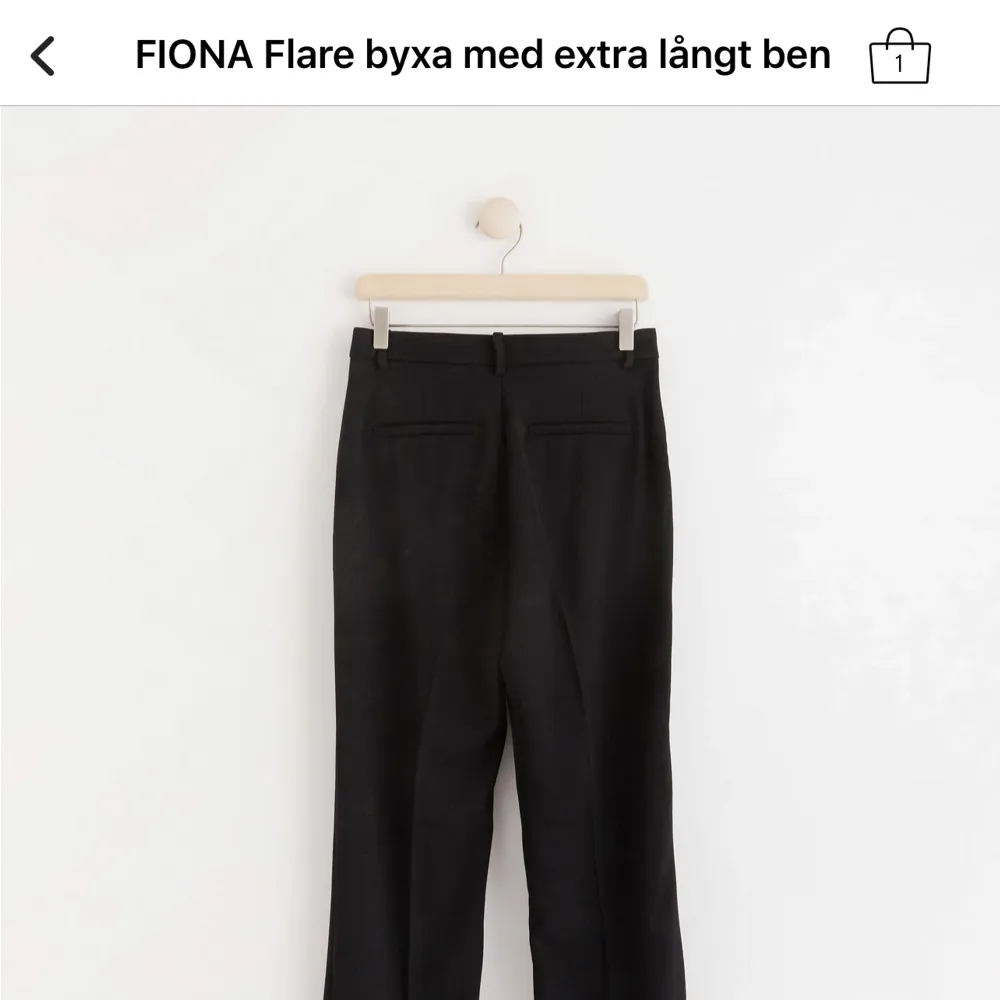 Svarta kostymbyxor från Lindex i stl 38, knappt använda💛 Förstora för mig som brukar ha xs. Nypris 699kr. Jeans & Byxor.