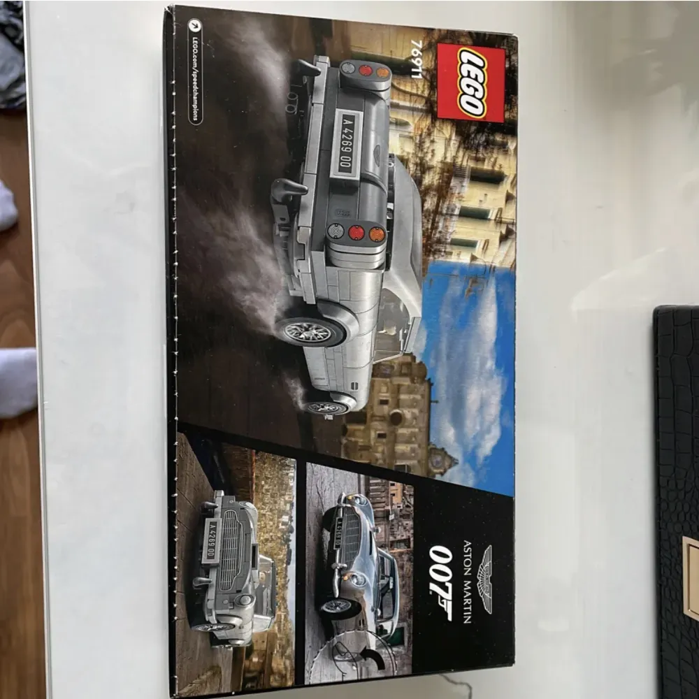 En oöppnad Aston Martin Lego bil från James Bond filmerna. Fint skick av kartong och oöppnad 🫶. Övrigt.
