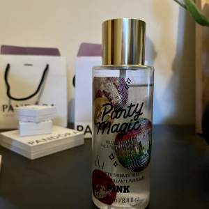 Victoria’s Secret parfym, party magic som glittrar väldigt fint. Det är ungefär 90% kvar i flaskan 