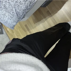Svarta satin byxor - Säljer dessa jätte fina svarta satin byxorna från Nelly!🫶Dom är aldrig använda alltså i super skick😍