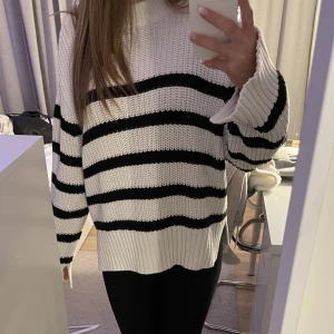 Randig stickad  - Svart vit randig stickad tröja från Gina tricot. Bra skick