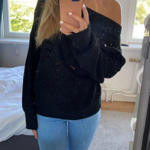 Stickad tröja  - Stickad tröja som är off shoulder, nästan aldrig använd, jättemysig! Storlek S men passar även M bra🤍