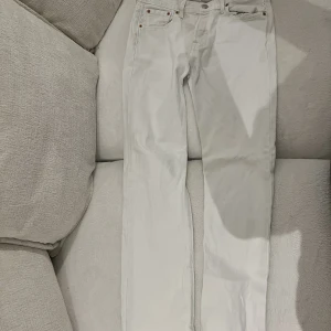 Vita Levis 511 jeans  - Dessa Jens där använda 1 gång och är 10/10 i skick kan skicka bild på passformen om det behövs och nypris är 1300 och priset kan diskuteras vid snabb affär.