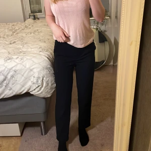 Kosymbyxor - Kostymbyxor jag köpte här på Plick för 200, endast testade av mig och var korta i mitt tycke. De är i polyester och inte stretchiga 💕