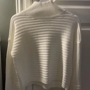 Stickad tröja  - Jag säljer min oanvända stickade tröja från hm, har inte använt den eftersom jag inte tycker om tröjor med krage