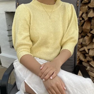 Nakd tröja  - Gul tröja från NA-KD  Bilden är lånad, kan skicka fler bilder privat Köparen står för frakten  Storlek 38