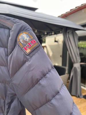 Pjs jacka - Parajumper jacka i barnstorlek. Använd hyfsat mycket men är ändå i bra skick. Köpt för 4000kr. Frakt ingår ej💕