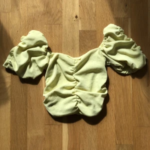 H&M Gul Topp - Söt Gul Croptop med räfflade puff ärmar. Pris kan diskuteras:)