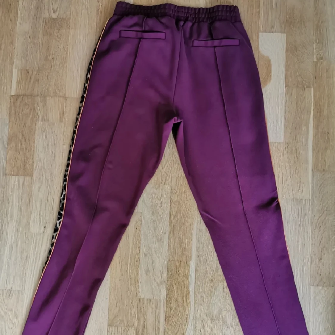 Vinröda kostymbyxor från Scotch and Soda  - 90