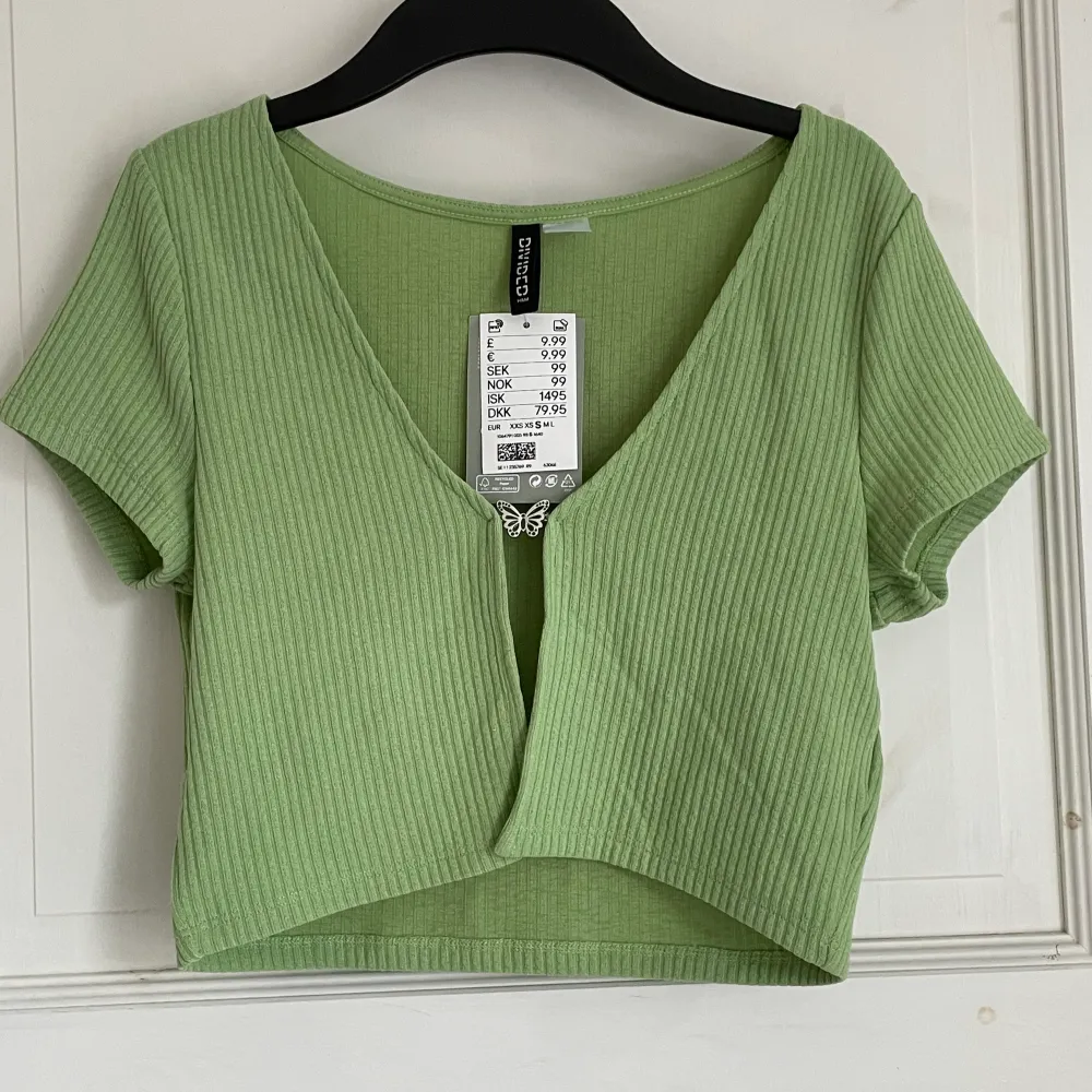 Jättefin grön kofta från H&M med en gullig fjäril🥰Aldrig använd pga att det inte är min stil.. Tröjor & Koftor.