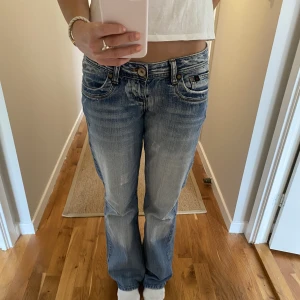 Lågmidjade jeans - Såå coola lågmidjade jeans!! Köpta på en second hand butik för 450kr💗Står inte vilken storlek det är men jag är 165 cm och brukar ha storlek 34 i jeans😊