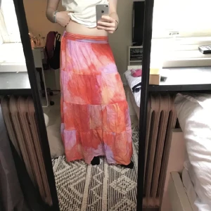 Långkjol - Fint skick, använt två gånger, så gått som ny, kommer ej till användning💞