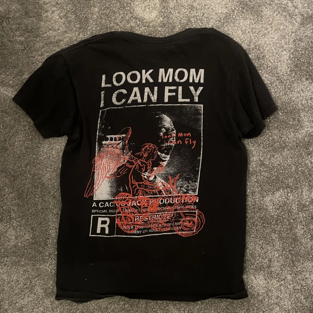 Tröjan köptes från travis scott’s hemsida 2019 i samband med dokumentären ”Look mom i can fly” släpptes på Netflix. Några år på nacken men fortfarande i fint skick. Size M. T-shirts.