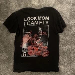 Travis scott - look mom i can fly - Tröjan köptes från travis scott’s hemsida 2019 i samband med dokumentären ”Look mom i can fly” släpptes på Netflix. Några år på nacken men fortfarande i fint skick. Size M