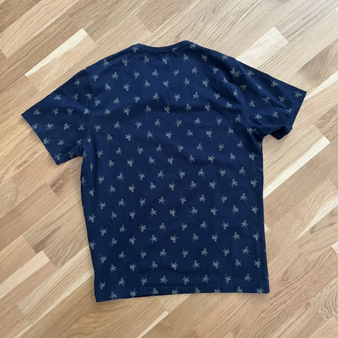 T-shirt mörkblå mönstrad - 90