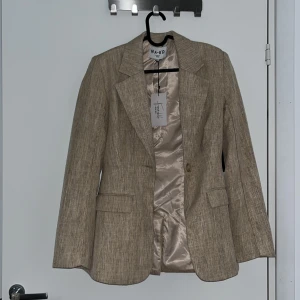 Fitted Blazer  - Blazer som är kroppsformad (alltså tight i midjan. Den är oanvänd med etiketten på som ni kan se på bilderna.