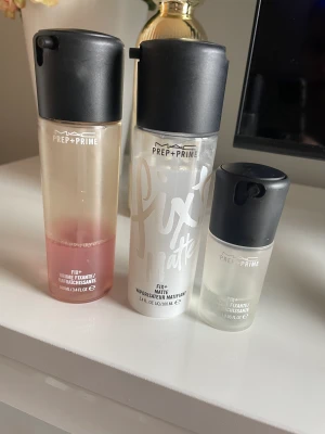 MAC cosmetics prep + prime  - Säljer tre stycken MAC prep+prime. Använda - se bilder för återstående mängd som finns i flaskorna.