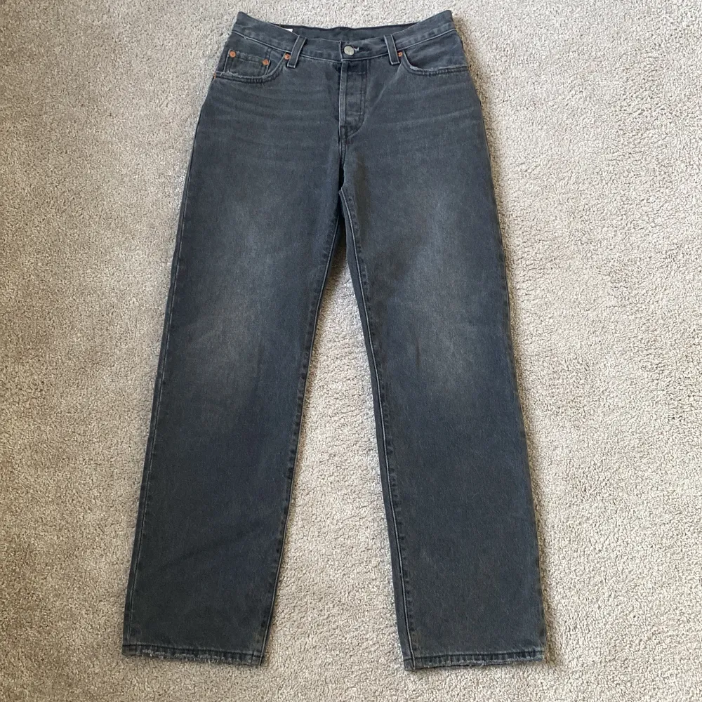 Ett par Levi’s jeans med Midwaist passform. Midjemåttet är 71cm, höfterna är 92cm, benen är 72cm och från midjan och ner är det 98cm.. Jeans & Byxor.