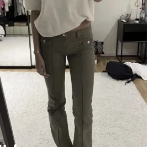 Gröna jeans💚 - Säljer mina superfina och eftertrackdade jeans från hm!! Endast använda en gång!! Lånade bilder, skrev för fler bilder☺️