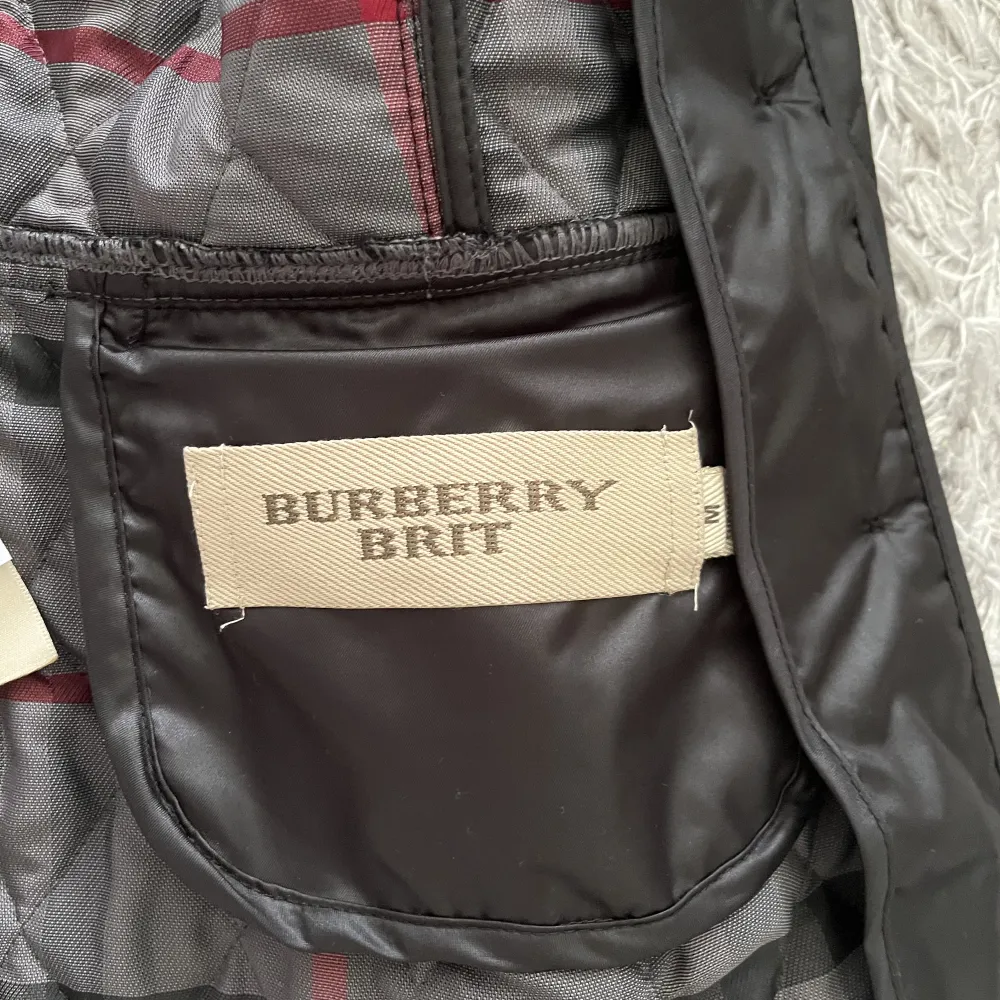 Jag vill sälja den Burberry jacka då den inte är något för mig längre, jag har använt den ett fåtal gånger så den är i väldigt bra skick. Den är i storlek M men snarare S/M.  EJ fri frakt!. Jackor.