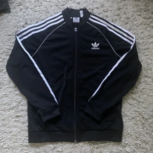 Adidas Tracksuit - Säljer min tracksuit som är i väldigt fint skick. Tröjan köpte jag nyligen men säljer eftersom den är för liten. Köpte för 800kr säljer för 550kr!