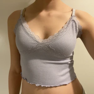 Linne - Såå gulligt spetslinne från H&M som tyvärr ej kommer till användning. Är i storlek S. Säljer för 60kr 💖💖
